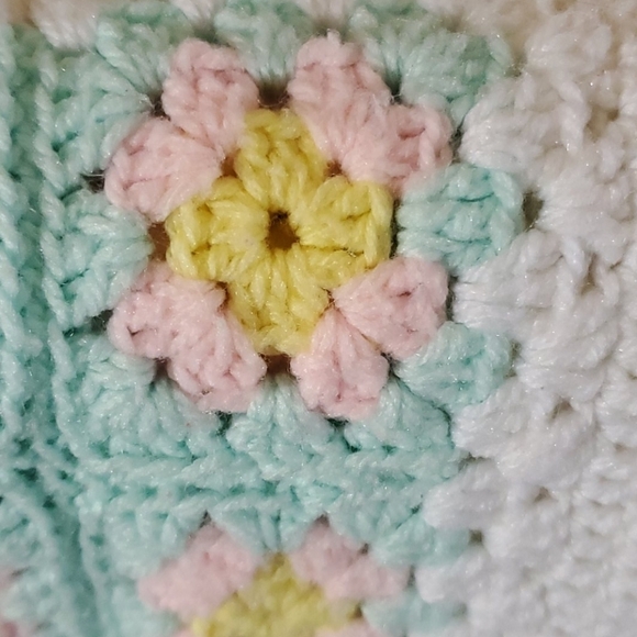 Grannycore handmade crochet baby blanket perfect - Picture 2 of 3